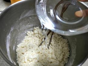 再倒入凉水，成团。30-40，凉水需要酌情加入。