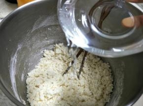 再倒入凉水，成团。30-40，凉水需要酌情加入。