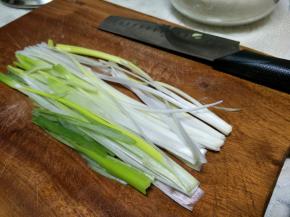 面团静置的时候来处理葱花。