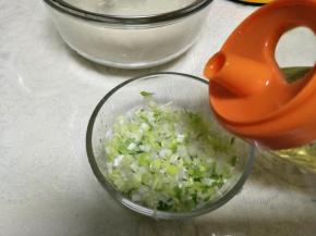 倒入适量食用油