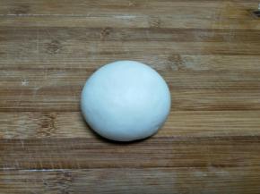 等面团醒好了，取一块面大概70克。揉圆。