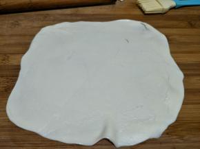 擀开一个大的薄片。刷油。