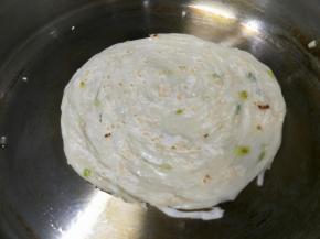 放入抹了一层油的平底锅中