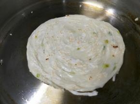 放入抹了一层油的平底锅中