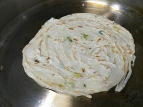 煎置一会，表面抹一层油再翻面。