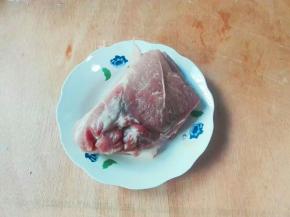 猪前腿肉肉清洗一下