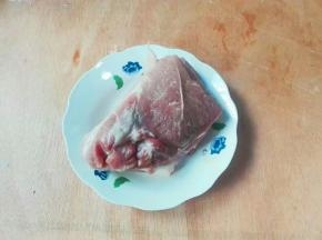 猪前腿肉肉清洗一下