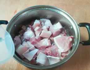 切小块，，和冷水一起下锅烧开，撇去浮沫