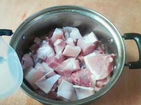 切小块，，和冷水一起下锅烧开，撇去浮沫