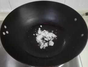 锅里放少许食用油，放冰糖