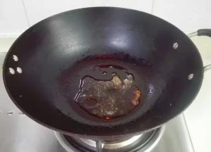 小火熬制成浅咖啡色糖色