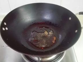 小火熬制成浅咖啡色糖色