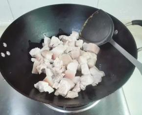 放肉下锅翻炒让糖色均匀裹着肉