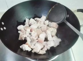 放肉下锅翻炒让糖色均匀裹着肉