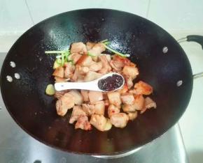 放黄豆酱翻炒均匀