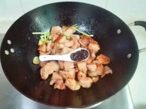 放黄豆酱翻炒均匀