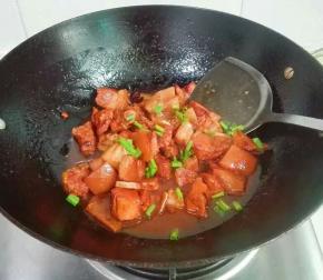 收汁浓稠放葱花出锅成盘