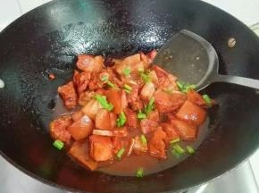 收汁浓稠放葱花出锅成盘