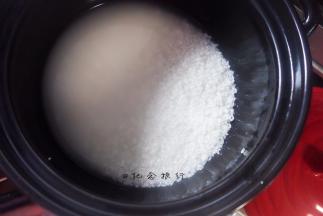 大米250g洗一遍加入水泡1小时 米跟水的比例是1:1.5