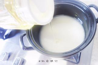 2、	先把米铺平再把水倒进黑乐砂锅里倒一小勺油