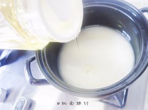 2、	先把米铺平再把水倒进黑乐砂锅里倒一小勺油