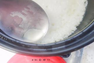 4、	米差不多煮到5分熟等米饭收汁后沿着锅边倒一圈油，这样不会糊锅还会有一圈脆脆的锅巴特别好吃