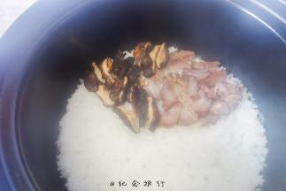 5、	7-8分熟时加入腊肉跟香菇丝小火煮五分钟左右；不时转动一下锅让受热更均匀