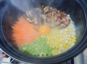 7、	打入一个鸡蛋关火焖2-5分钟 时间根据你要鸡蛋的生熟程度决定