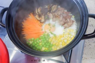 8、	打开砂锅倒入料汁撒上葱花即可。