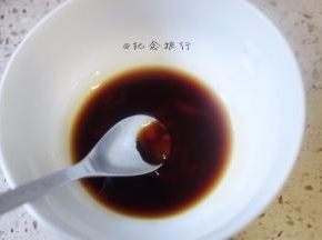 9、	白糖3g 美极鲜味汁1勺 老抽1勺 料酒1勺调成料汁备用