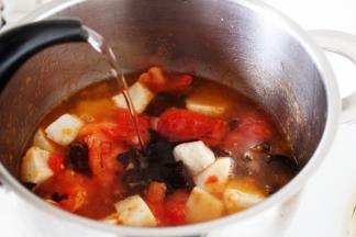 8．加入适量的开水。

