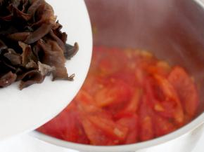 5．番茄炒变色，下木耳。

