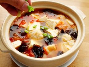 11．再沸腾就可盛起，散点葱花即可。
