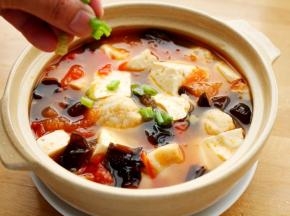 11．再沸腾就可盛起，散点葱花即可。
