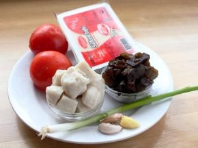 1．材料集体照：番茄240克，鱼丸150克，豆腐150克，泡发木耳50克，葱一根，蒜三瓣。



