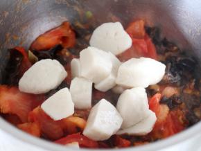 6．木耳炒倒后下鱼丸。

