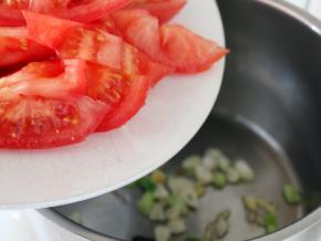 4．先下葱蒜，紧跟着就下番茄。