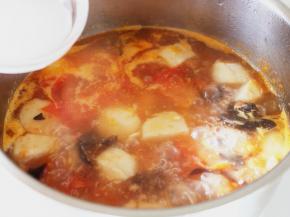 10．等到锅开，调入芡粉。

