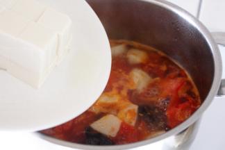 9．待水煮开后下豆腐。

