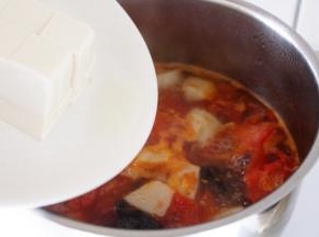 9．待水煮开后下豆腐。

