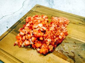 把草莓切成颗粒状，颗粒的大小随意。