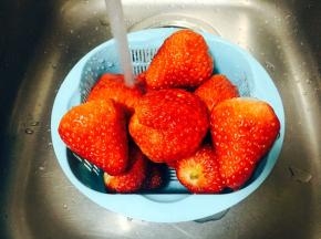 用淡盐水泡一泡草莓，然后再清洗干净。