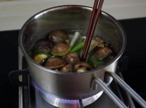 4.上火煮开1分钟后，放入全部蛤蜊煮，煮开口一只，捞出一只，依次捞出全部开口的蛤蜊。注:没有开口的就不能食用了。