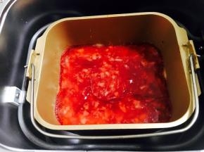 面包机蜂鸣后停止工作，草莓酱已经做好了。