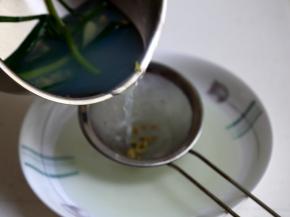 7.当煮蛤蜊的汤水基本冷确后，过滤。