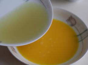 8.取过滤出的汁水170克倒入蛋液碗中。注两个鸡蛋约100克蛋液。蛋与水的比例是1：1-2。

