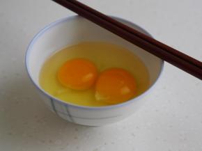 5.两只鸡蛋打散。