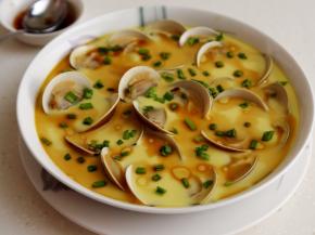 11.取出“蛤蜊蒸蛋”，在上面浇点生抽和油，撒点小蒜苗，这道菜就完成了。