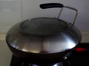 10.将蒸锅里的水烧开，然后将鸡蛋上蒸笼，大火蒸8分钟。