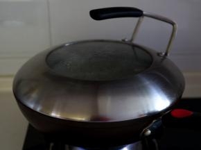 10.将蒸锅里的水烧开，然后将鸡蛋上蒸笼，大火蒸8分钟。